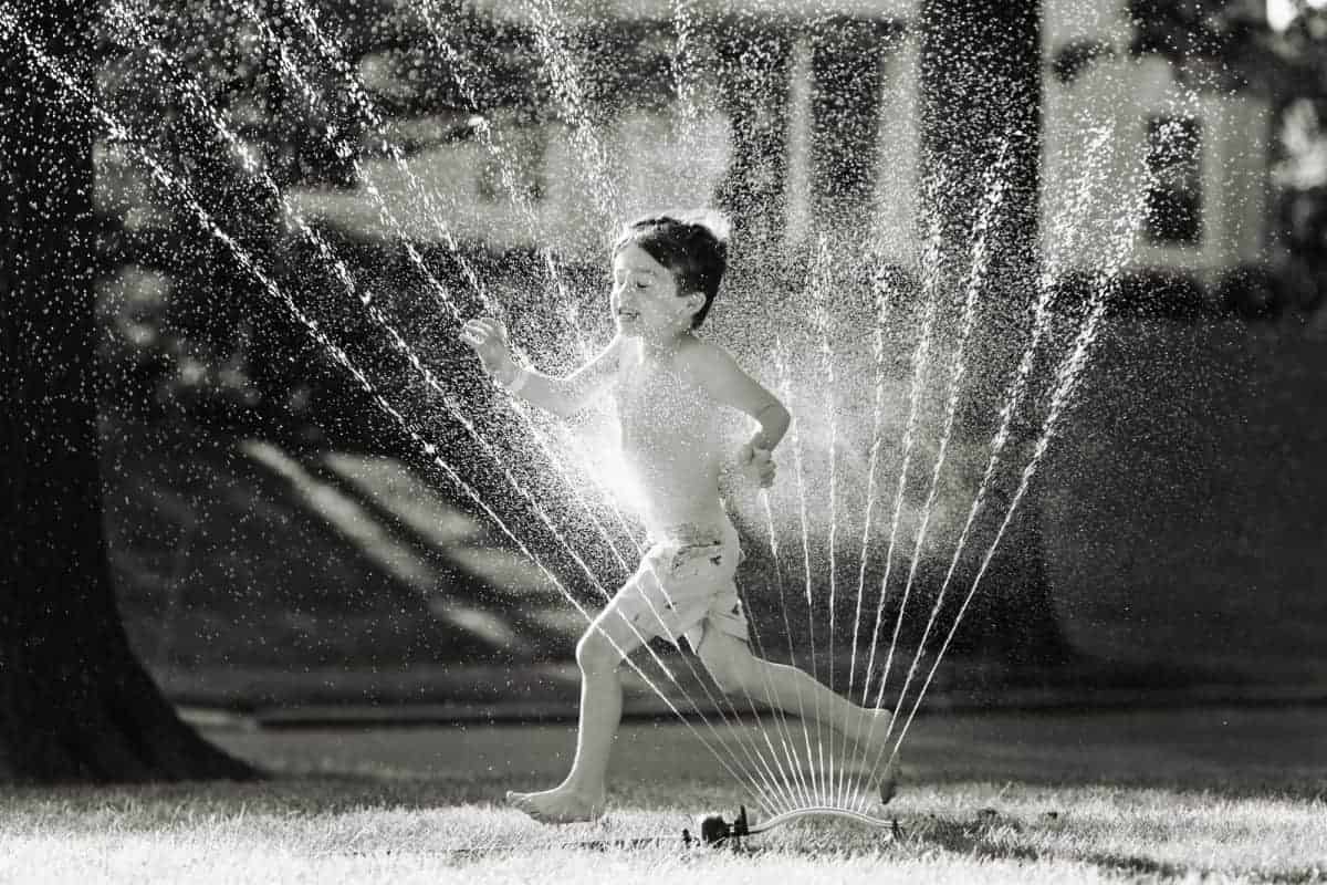 capturing amazing photos of kids playing in sprinklers