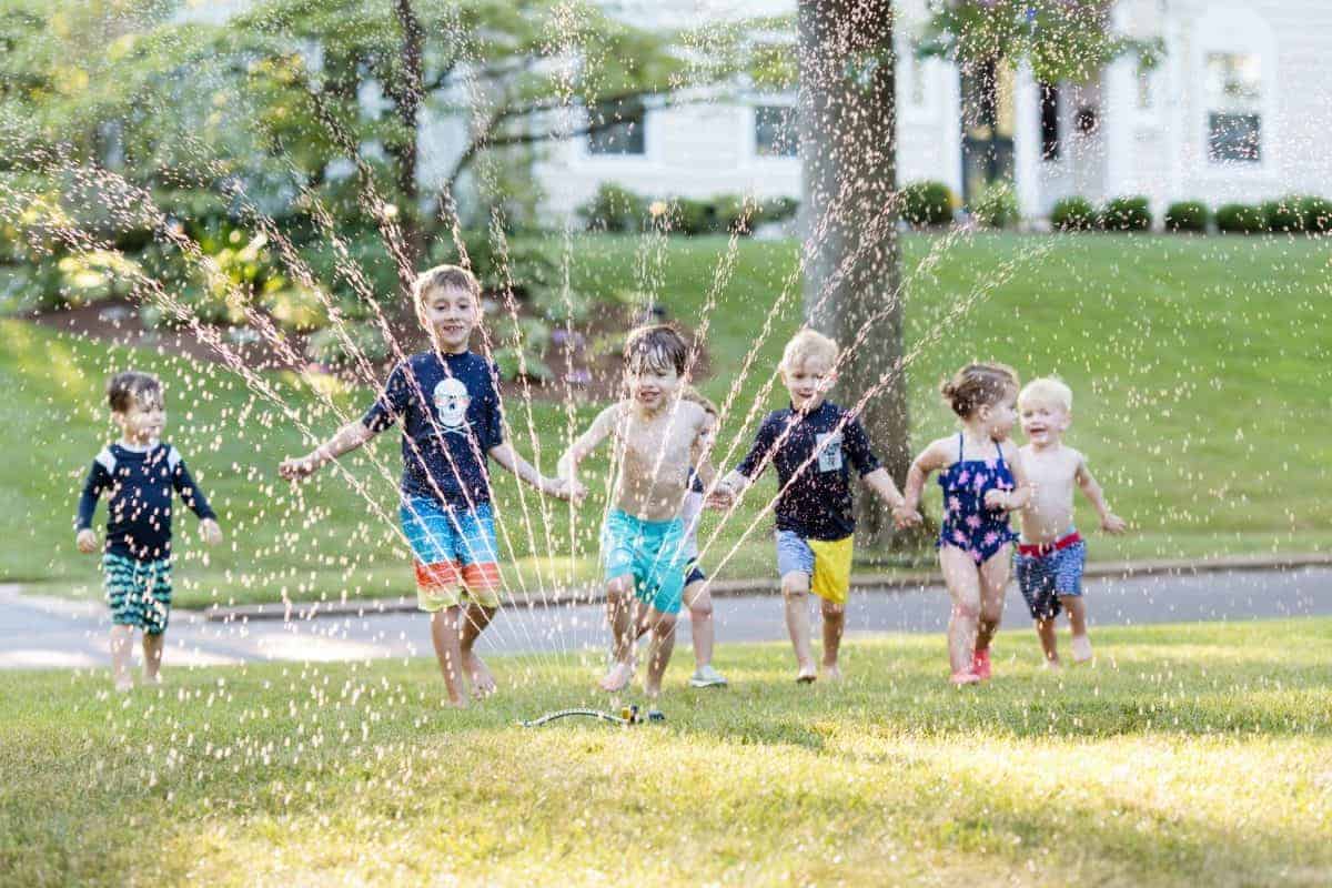 taking sprinkler photos of kids