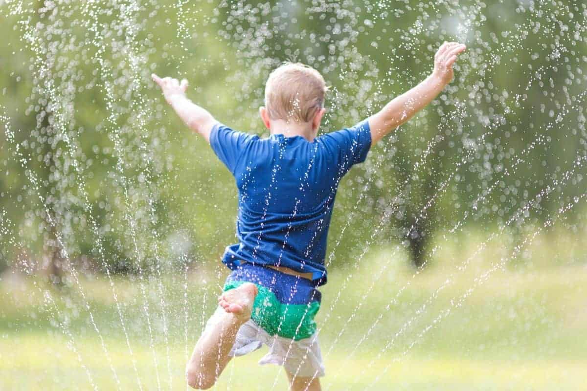 how to take great photos of kids playing in the sprinkler