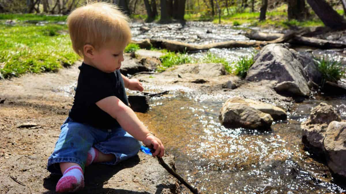 benefits of outdoor streamside sensory play for kids