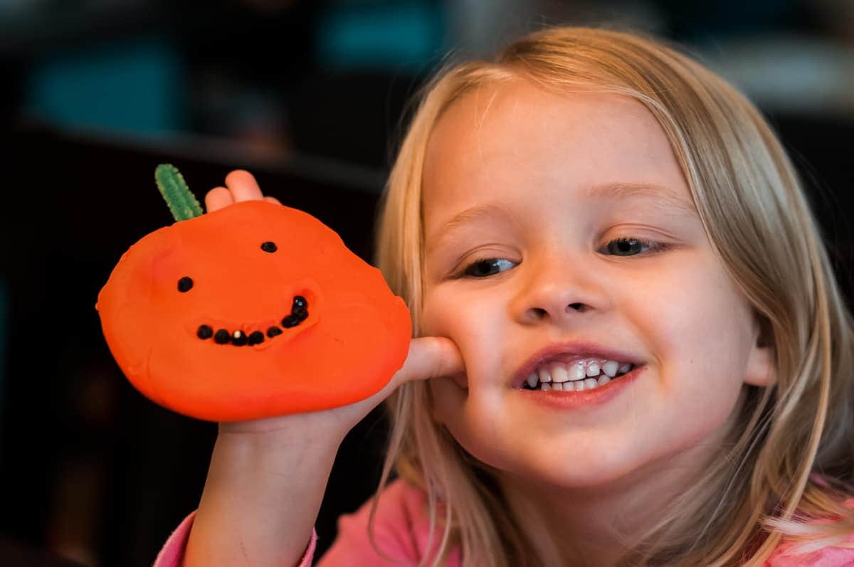 Halloween Kid Activities Play-doh Pumpkins