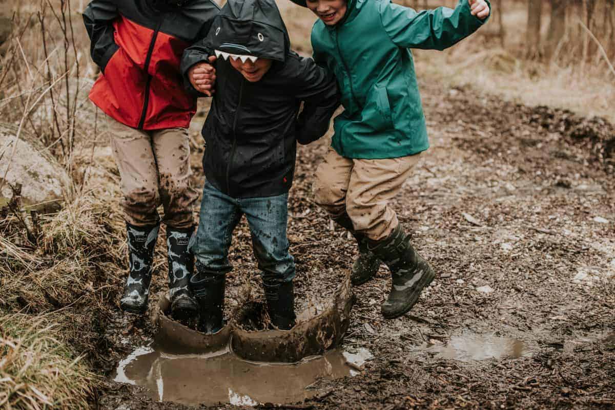 photography tips for capturing puddle jumping pictures of kids | benefits of dirt and how to take great photos of kids playing in the mud