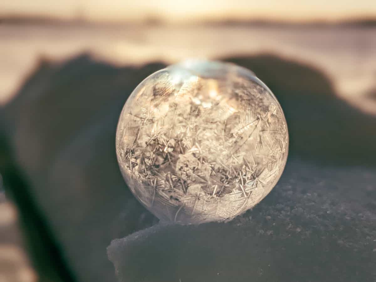 How to create remarkable frozen bubbles in winter