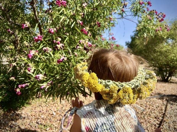 how to make diy wildflower crowns - dandelion crowns for kids (no supplies needed)