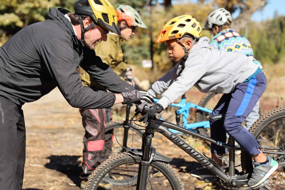 bike instructor teaching kids to mountain bike - best mountain bikes for kids