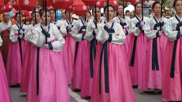 women in hanbok in Seoul, South Korea 