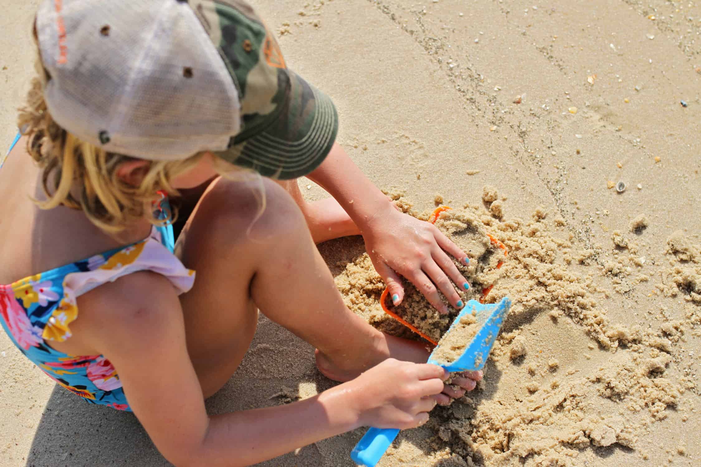 25-Piece Castle Bucket Sand Pool for Playing with Beach Bucket